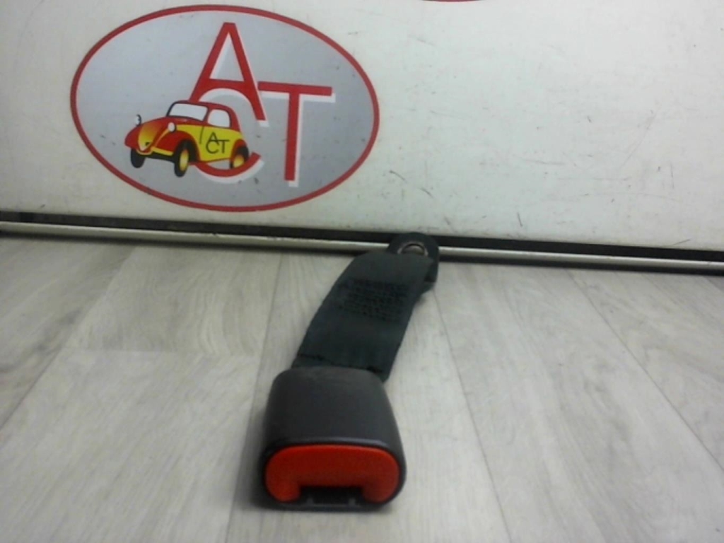 Attache ceinture arriere centrale