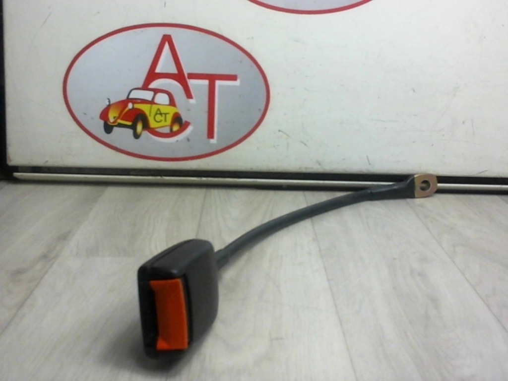 Attache ceinture avant droit