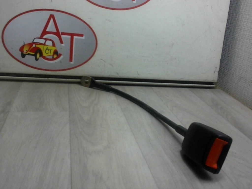 Attache ceinture avant gauche