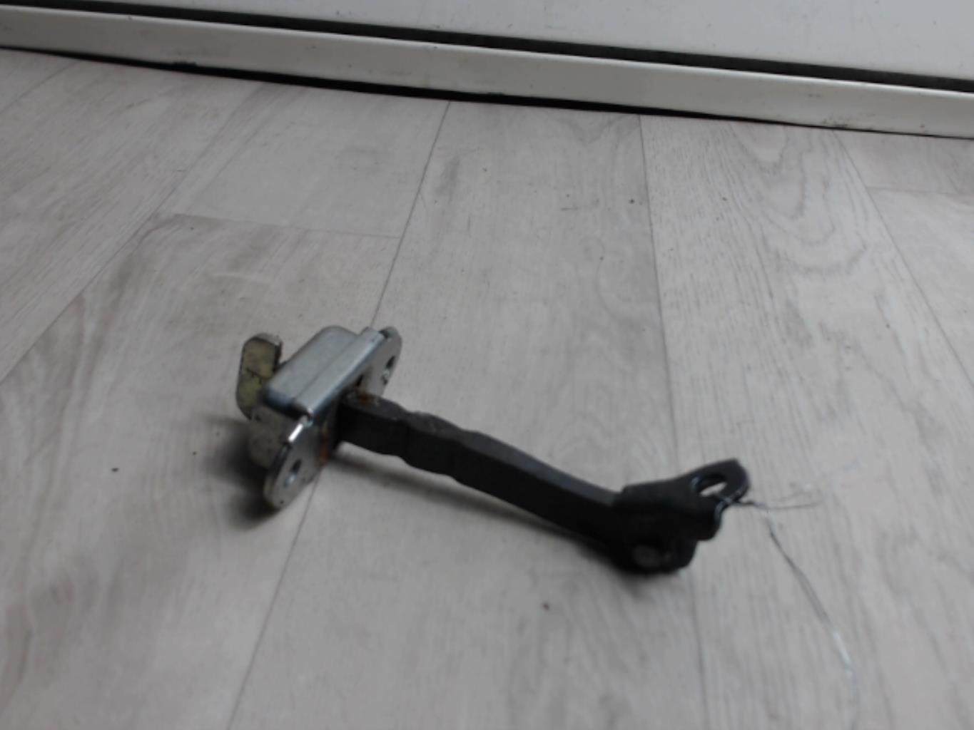 Tirant de porte avant droit