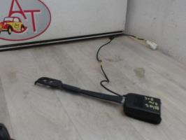 Attache ceinture avant droit