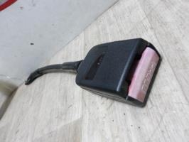 Attache ceinture avant droit
