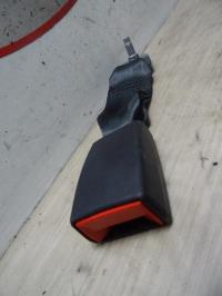 Attache ceinture arriere droit