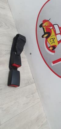 Attache ceinture arriere droit