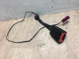 Attache ceinture avant gauche