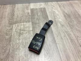 Attache ceinture avant droit