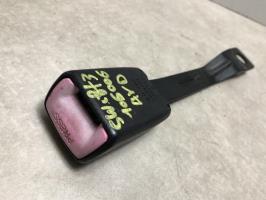 Attache ceinture avant droit