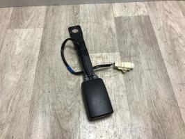 Attache ceinture avant gauche