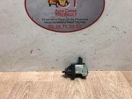 Attuatore chiavistello sportello carburante