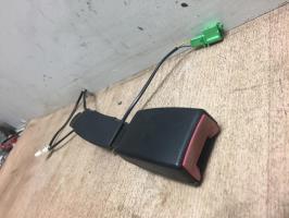 Attache ceinture avant droit