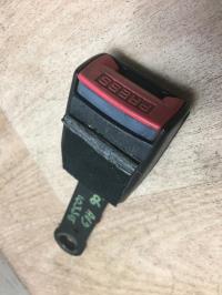Attache ceinture avant droit