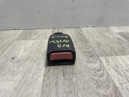 Attache ceinture avant droit