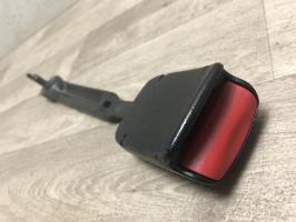 Attache ceinture avant droit