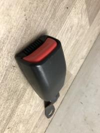 Attache ceinture avant droit