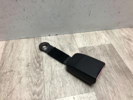 Attache ceinture avant droit