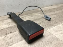 Attache ceinture avant gauche