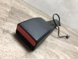 Attache ceinture avant droit