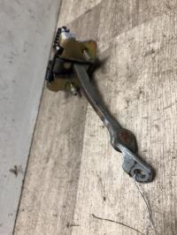 Tirant de porte avant droit