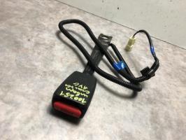 Attache ceinture avant gauche