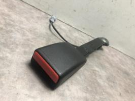 Attache ceinture avant droit