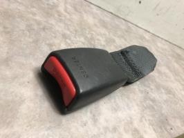 Attache ceinture arriere centrale