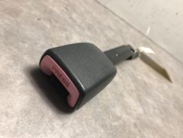 Attache ceinture avant droit