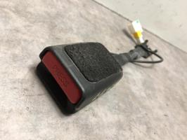 Attache ceinture avant gauche
