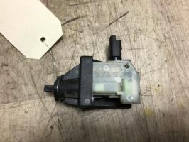 Attuatore chiavistello sportello carburante