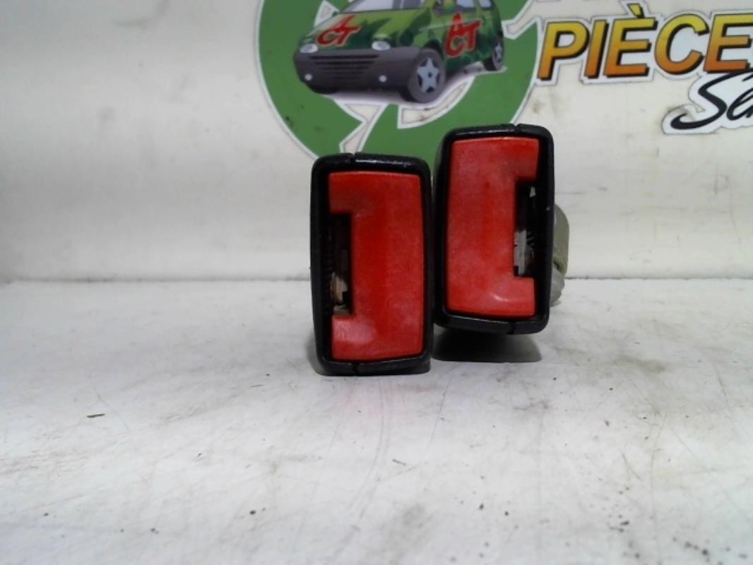 Attache ceinture arriere centrale