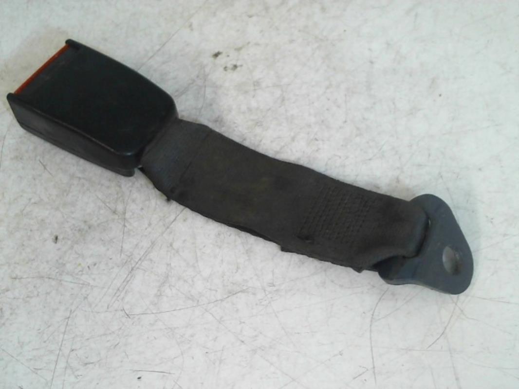 Attache ceinture arriere centrale