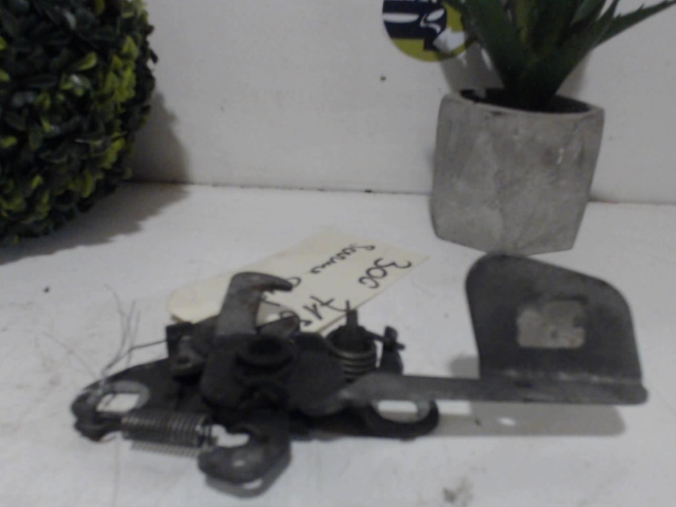 Serrure de capot
