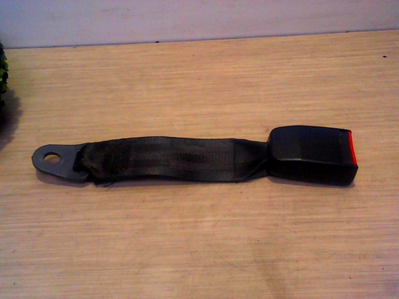 Attache ceinture arriere droit