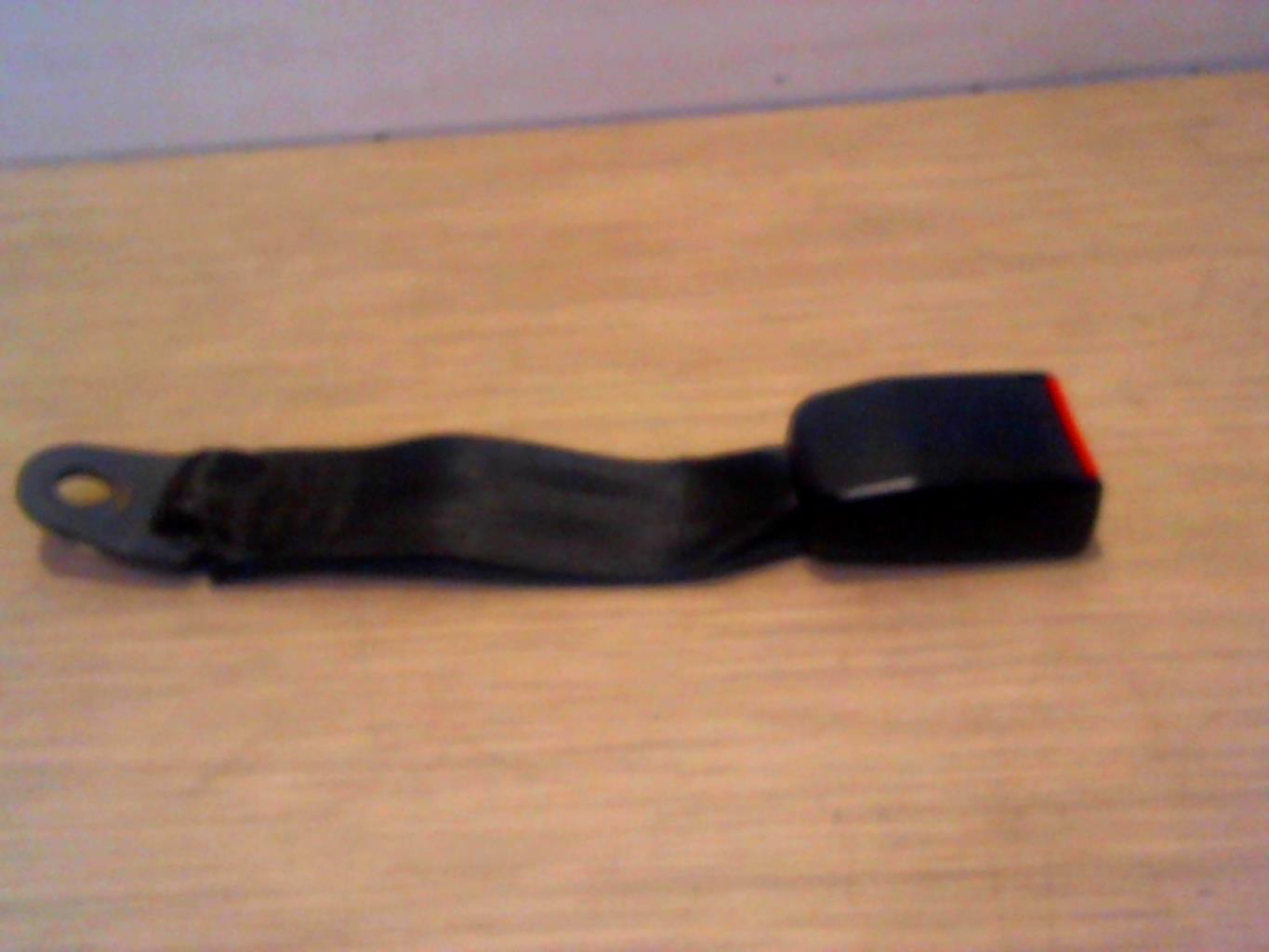 Attache ceinture arriere gauche