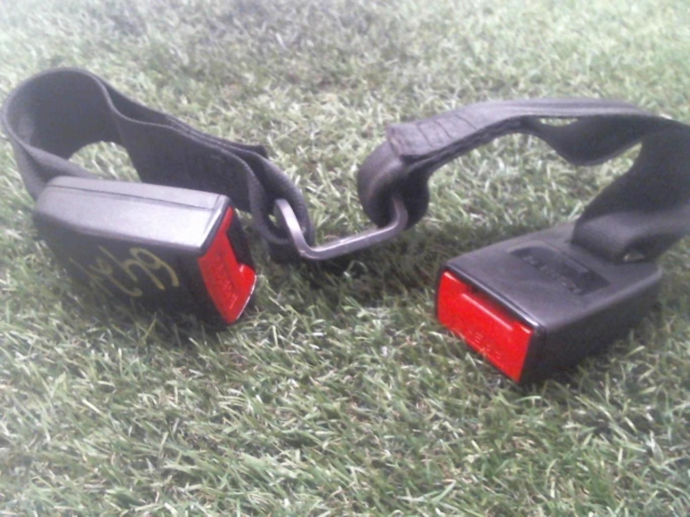 Attache ceinture arriere centrale