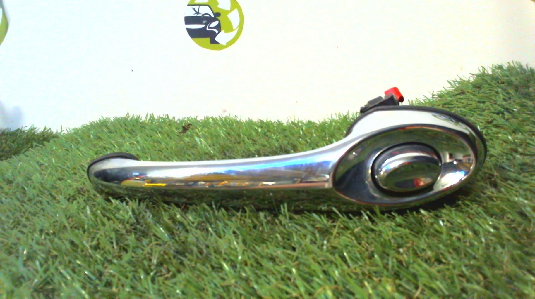 Poignee porte avant droit