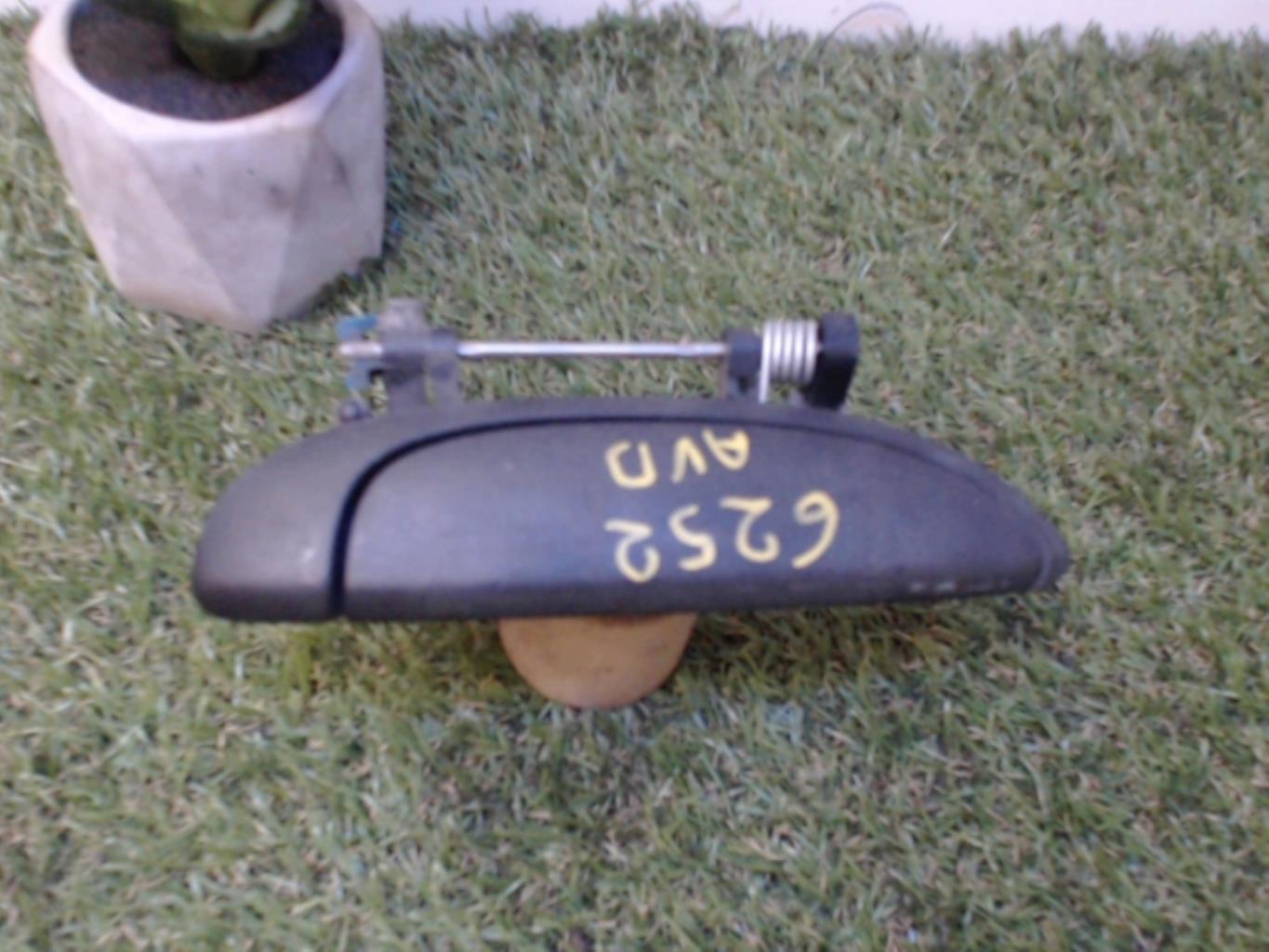 Poignee porte avant droit