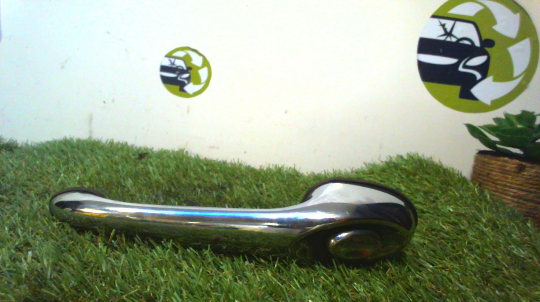 Poignee porte avant gauche