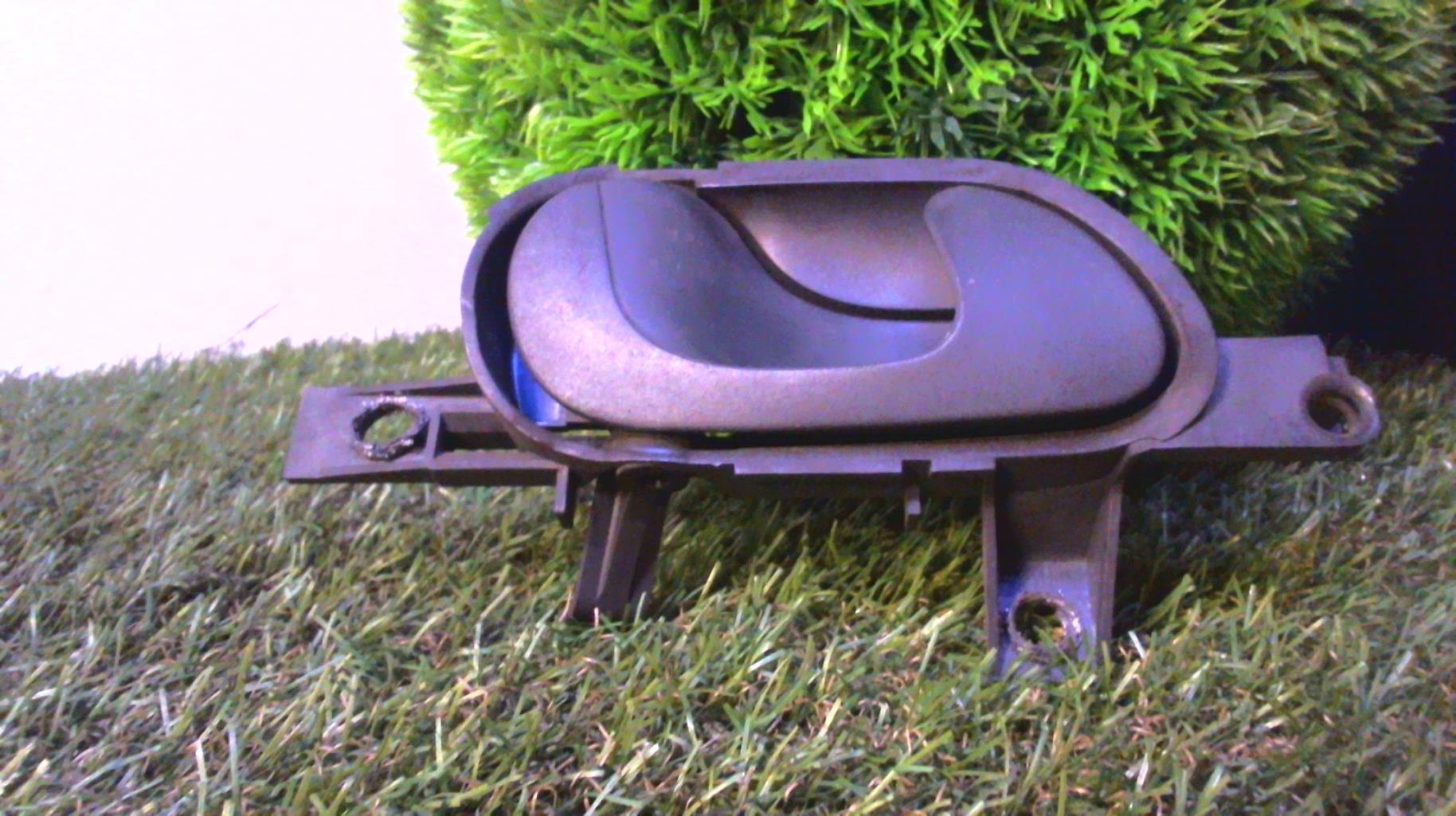 Poignee porte avant gauche
