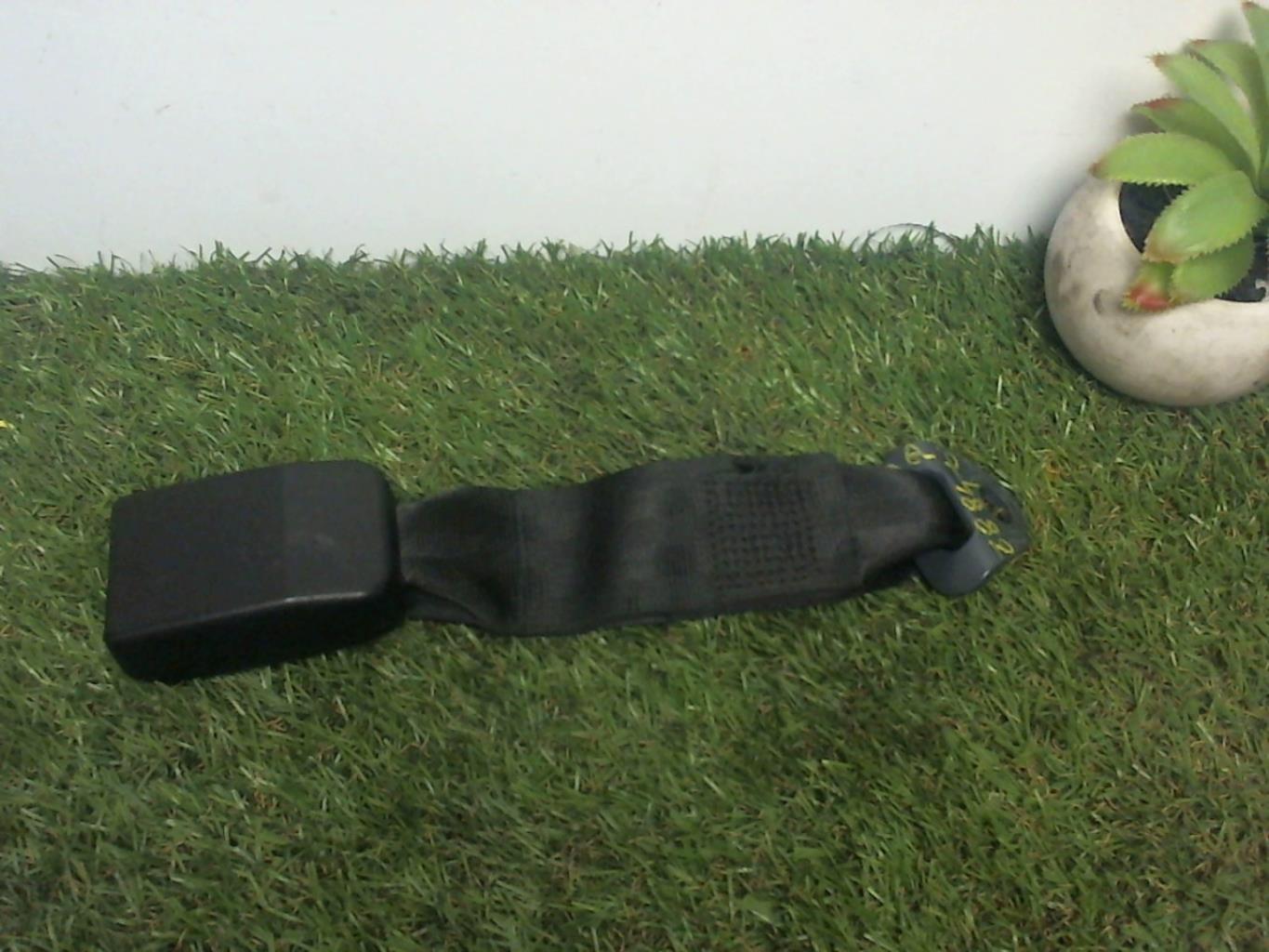 Attache ceinture arriere droit