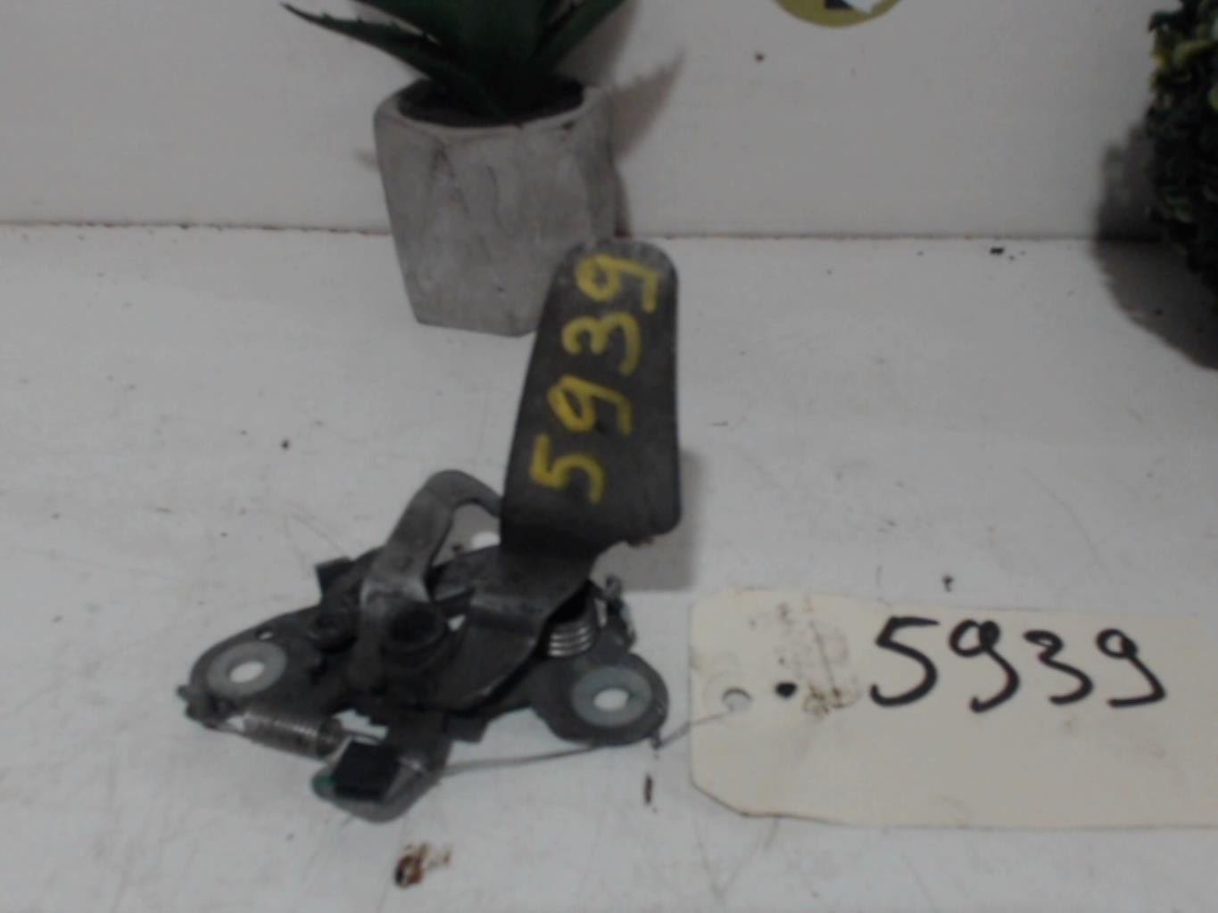 Serrure de capot