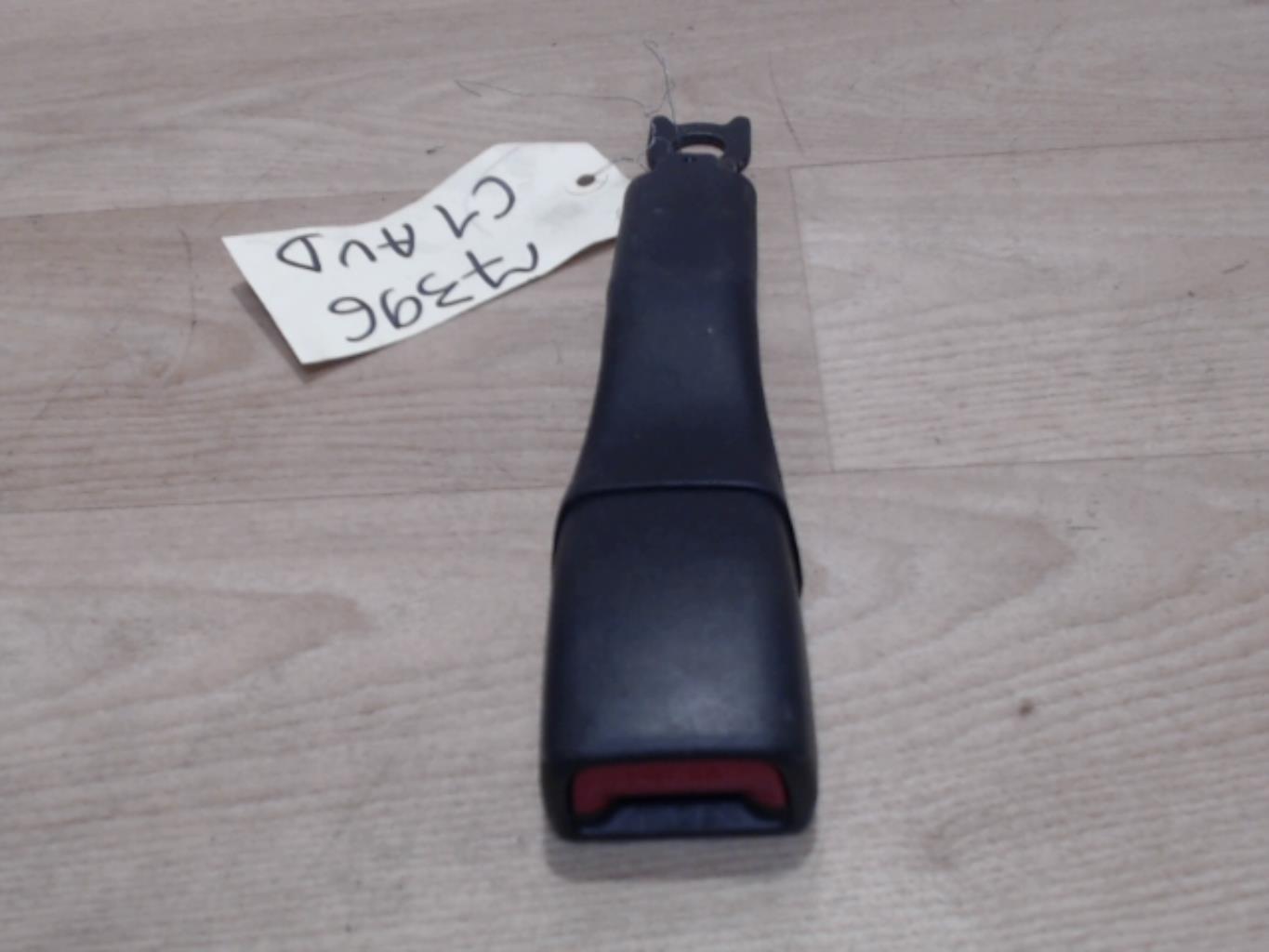 Attache ceinture avant droit