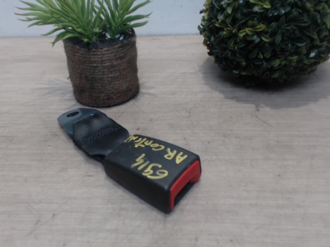Attache ceinture arriere centrale