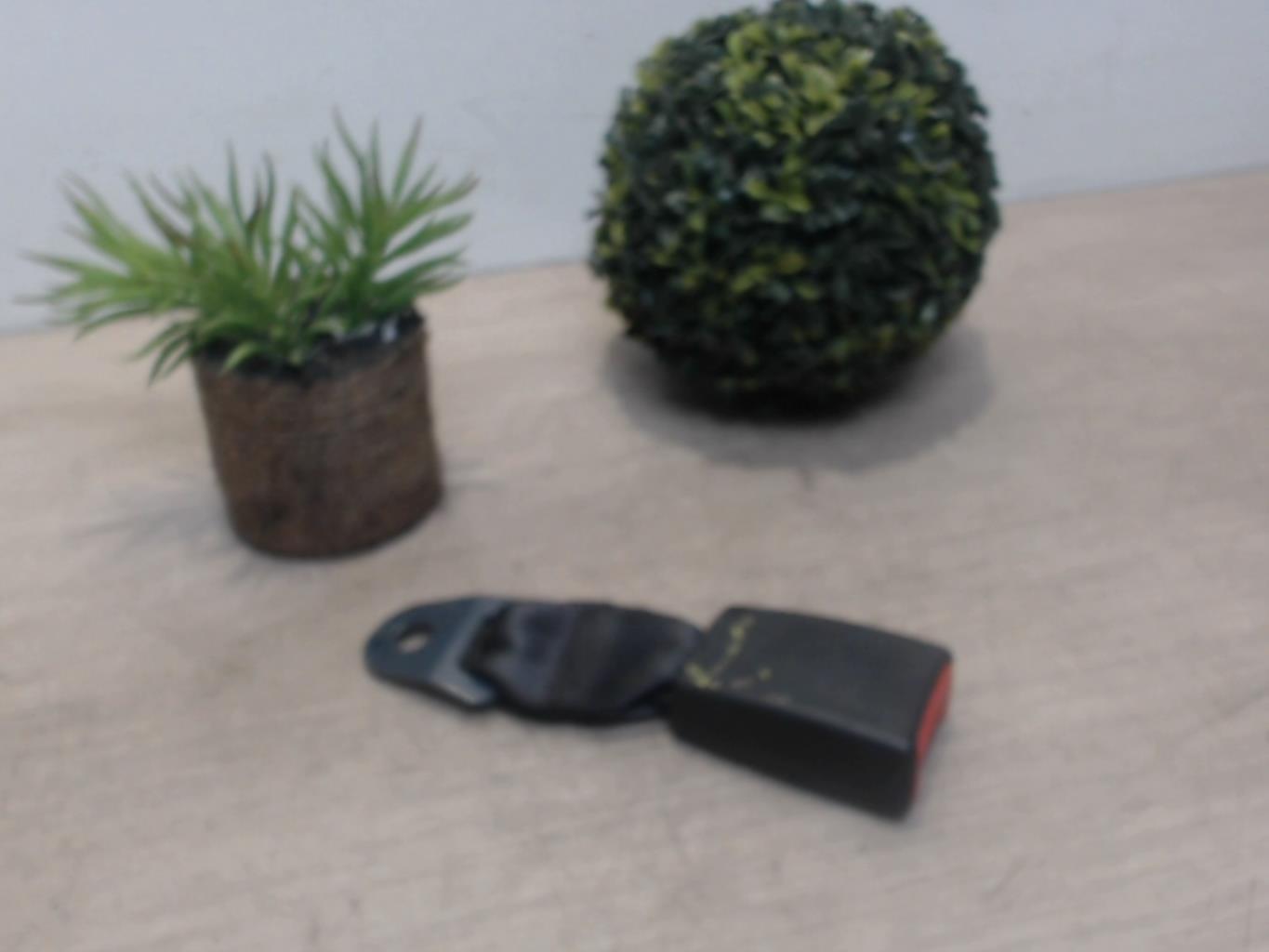 Attache ceinture arriere droit