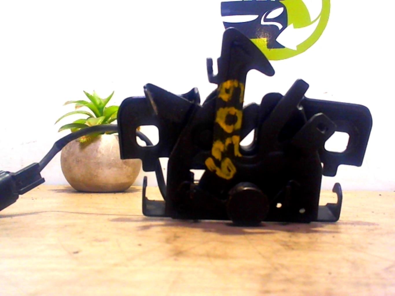 Serrure de capot