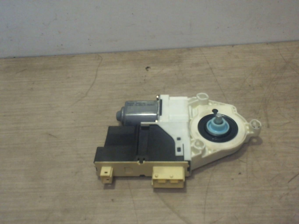 Moteur leve vitre avant droit