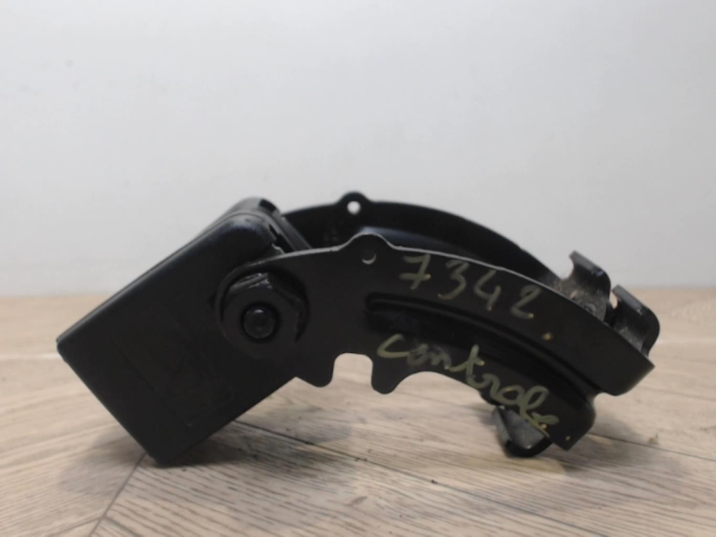 Attache ceinture arriere centrale