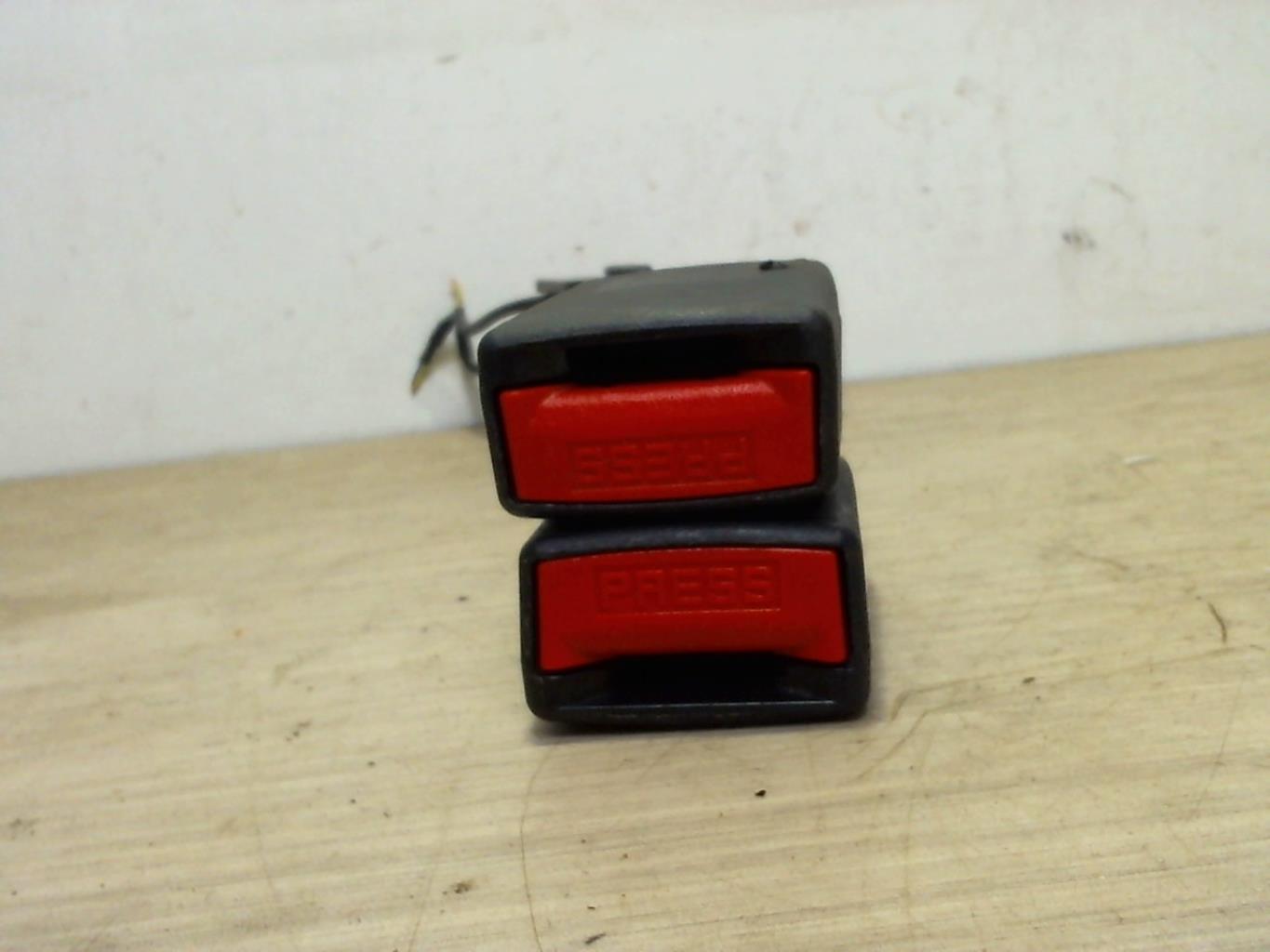 Attache ceinture arriere centrale