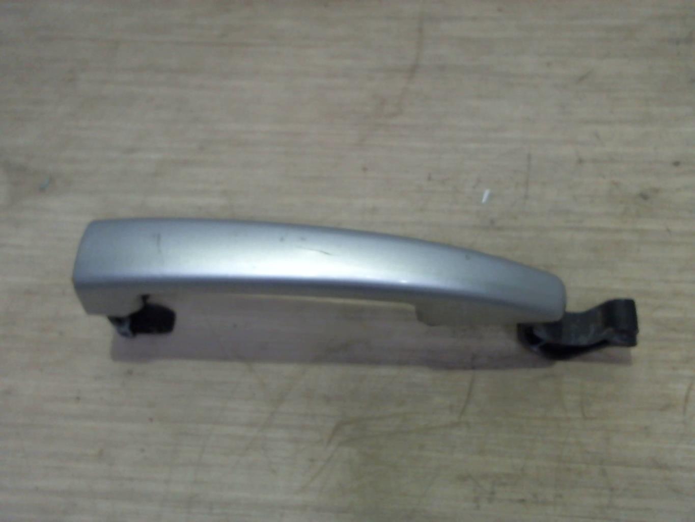 Poignee porte avant gauche