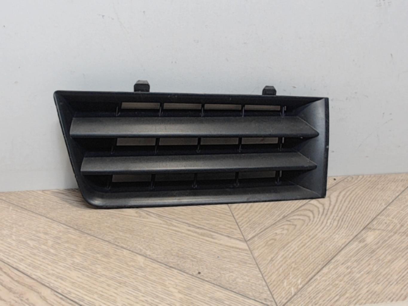 Grille de calandre gauche