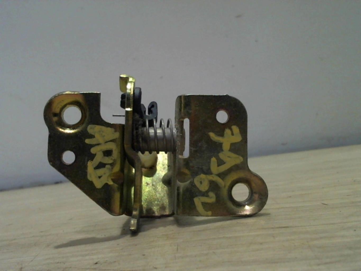 Serrure de porte de coffre droite
